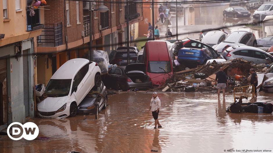 Spain floods: Valencia death toll mounts as EU offers help