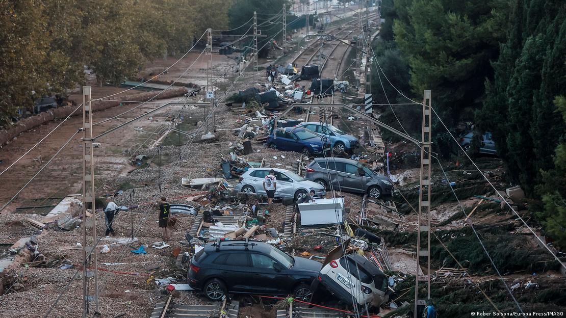 Carros, destroços e lama cobrem trilhos de trem
