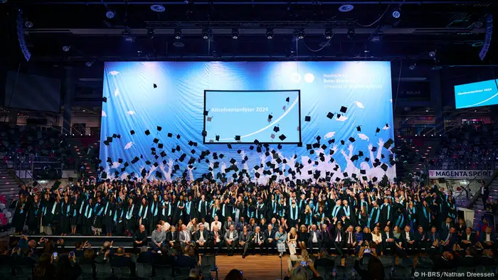 Hochschule Bonn-Rhein-Sieg - Gruppenfoto auf der Absolvent*innenfeier 2024