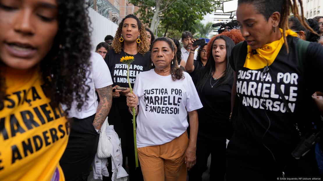 Ministra Anielle Franco (esq.), irmã de Marielle Franco, chega com a mãe, Marinete Silva, para acompanhar tribunal do júri que condenou assassinos confessos 