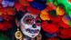 Eine Frau mit weiß geschminkten Gesicht und Blumenmustern um Mund und Augen hat einen Hut aus vielfarbigen Blüten auf dem Kopf, Dia de los Muertos in Mexiko Eine Frau mit weiß geschminkten Gesicht und Blumenmustern um Mund und Augen hat einen Hut aus vielfarbigen Blüten auf dem Kopf, Dia de los Muertos in Mexiko