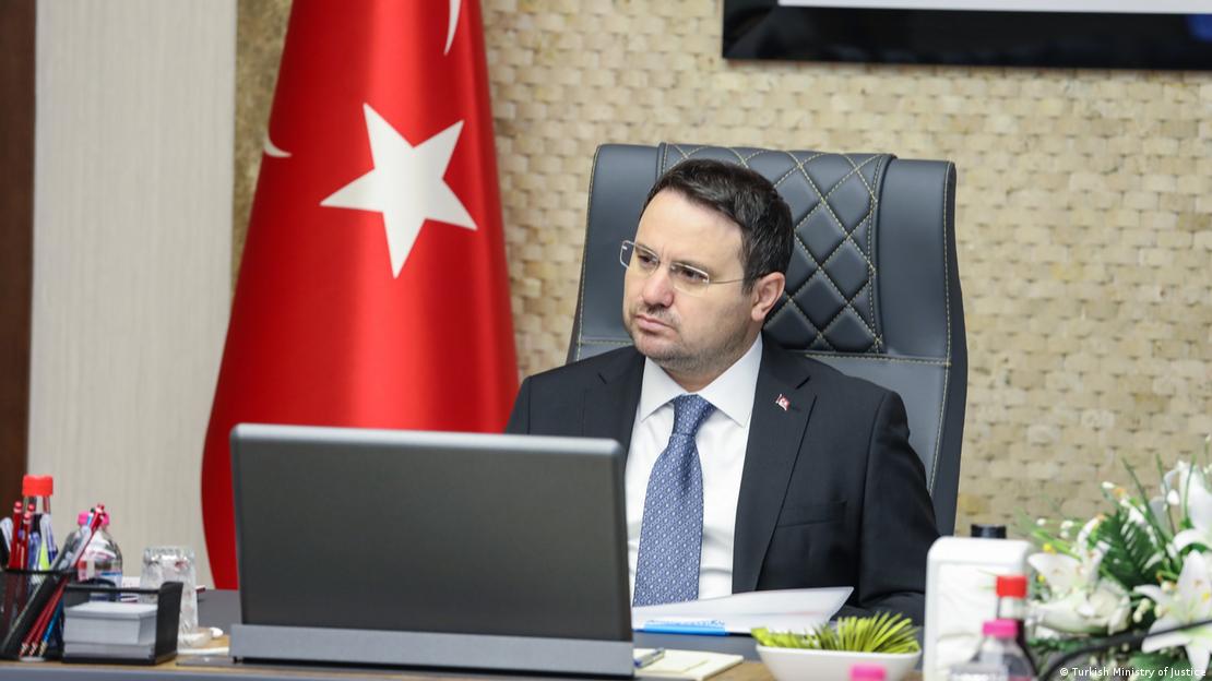 Adalet Bakanı Akın Gürlek makamında oturuyor