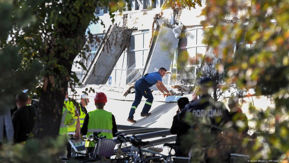 Рухналата козирка на гарата в Нови Сад