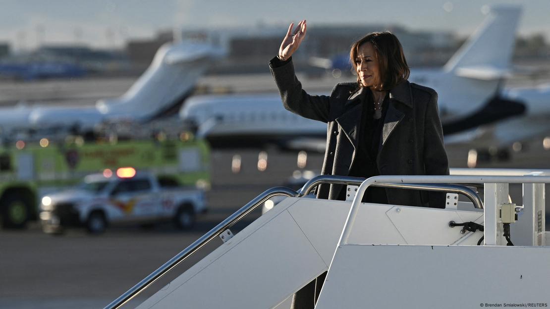 Kamala Harris udhëton për takim me votuesit në Viskonsin, Harris përshëndet para ngjijes në avion