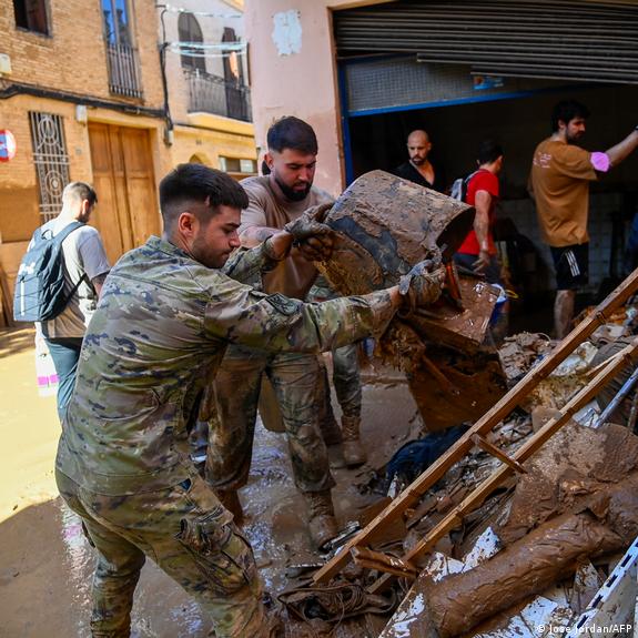 Spain grapples with aftermath of deadly floods – DW – 10/31/2024