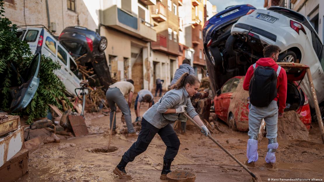 Lama e carros empilhados em cidade espanhola afetada pelas chuvas 