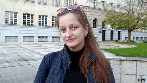 Djevojka stoji ispred školske zgrade u Sarajevu