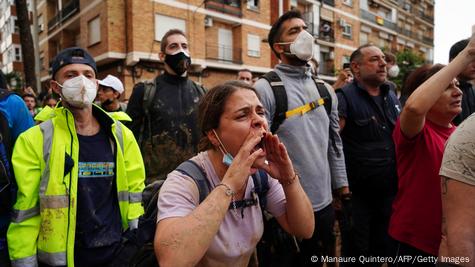 Insultan y lanzan barro a reyes de España en zonas inundadas – DW – 03/11/2024