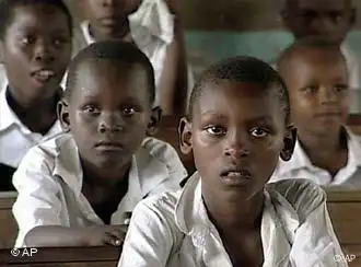 在非洲，只有一半的儿童能这样在课堂听课