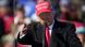 US-Wahl 2024 | Donald Trump (mit roter "Make America Great Again"-Kappe) streckt bei einer Wahlkampfveranstaltung den Zeigefinger vor US-Wahl 2024 | Donald Trump (mit roter "Make America Great Again"-Kappe) streckt bei einer Wahlkampfveranstaltung den Zeigefinger vor