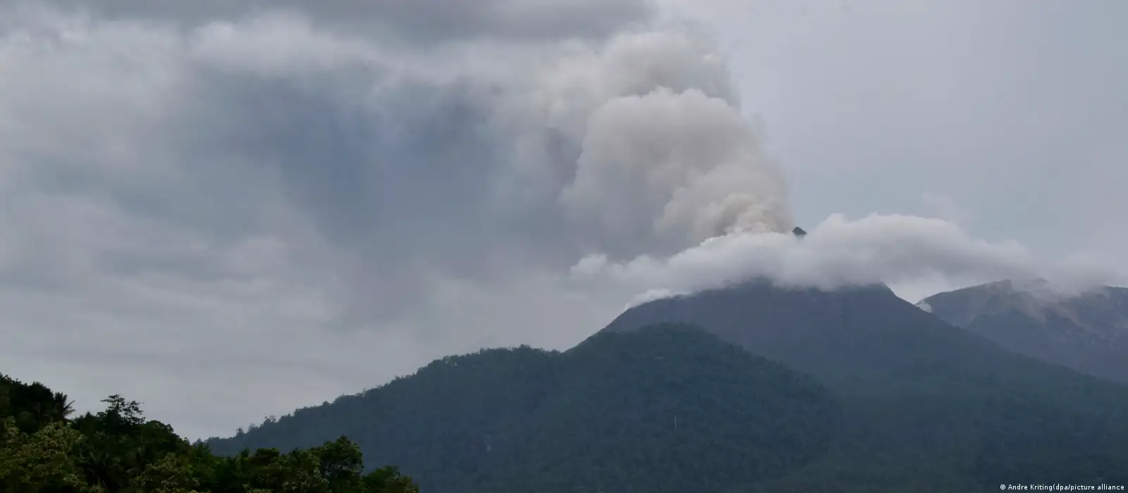 Indonesia: Volcano eruption kills several – DW – 11/04/2024, image size:1600x700