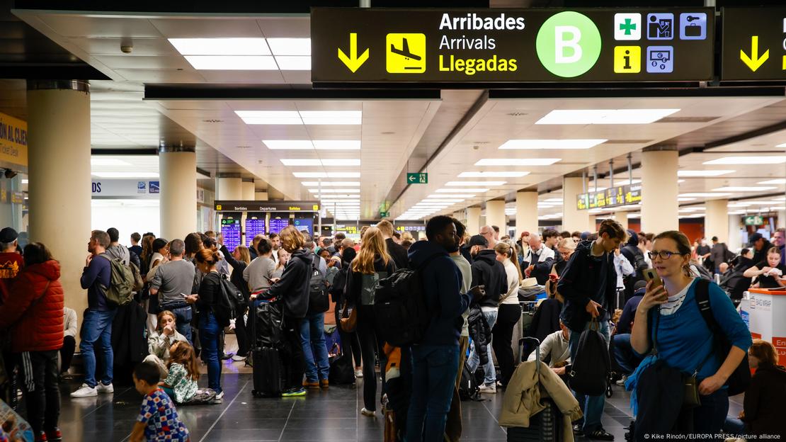 Aglomeraciones en el aeropuerto El Prat de Barcelona, tras la cancelación de vuelos.