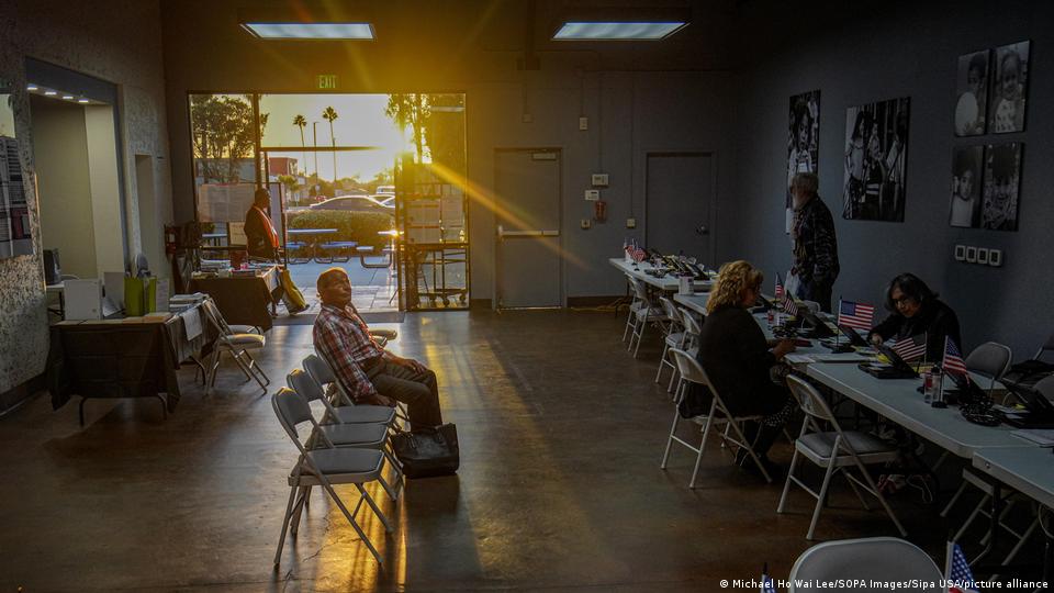 La gente espera para votar en un centro de votación en el condado de San Diego.