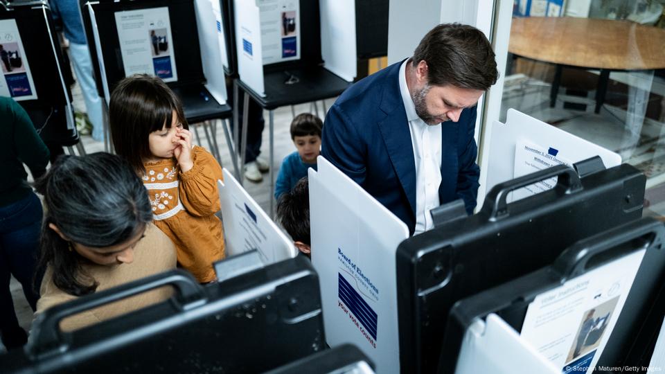 Vance, en el momento de votar.