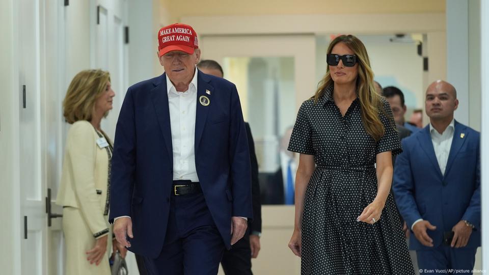 Donald Trump y su mujer, Melania, tras depositar sus votos.