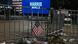 Bandera de Estados Unidos, y detrás, un cartel que dice: "Harris-Walz". Bandera de Estados Unidos, y detrás, un cartel que dice: "Harris-Walz".