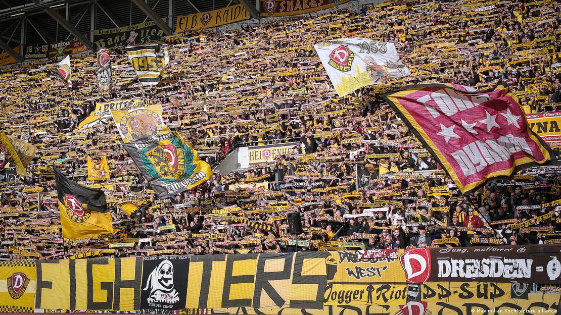 Volle Tribüne in Dresden, Fans von Dynamo Dresden mit Schals und Fahnen