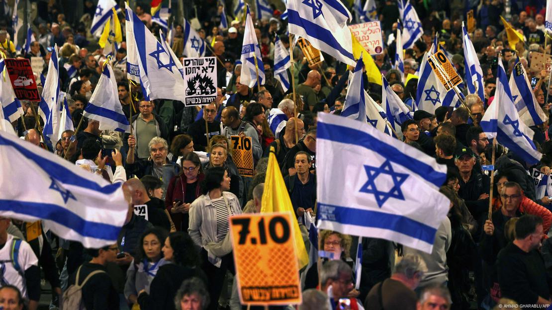 "La destrucción ya está aquí", advirtieron los manifestantes en carteles y pancartas contra el gobierno de Netanyahu, el miércoles (06.11.2024).