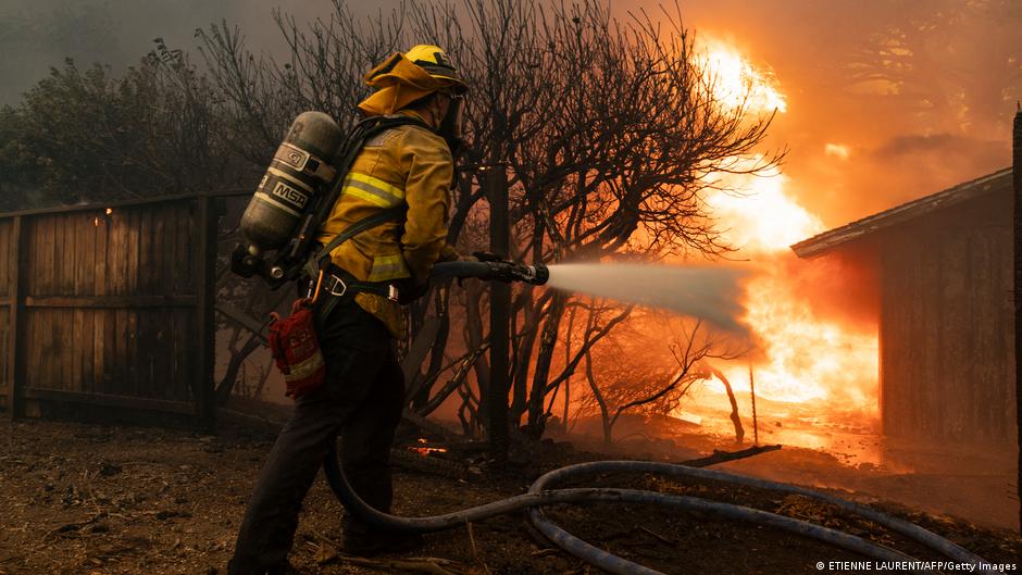 US: Wildfire near Los Angeles forces thousands to flee