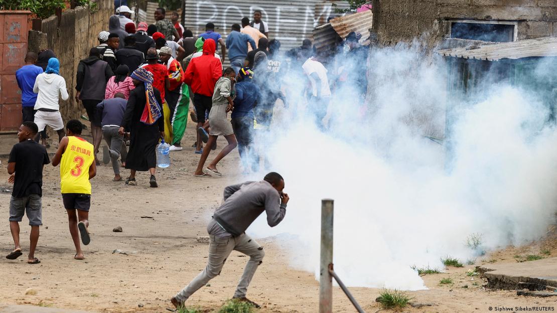 Mozambique: Police use tear gas on protesters in Maputo