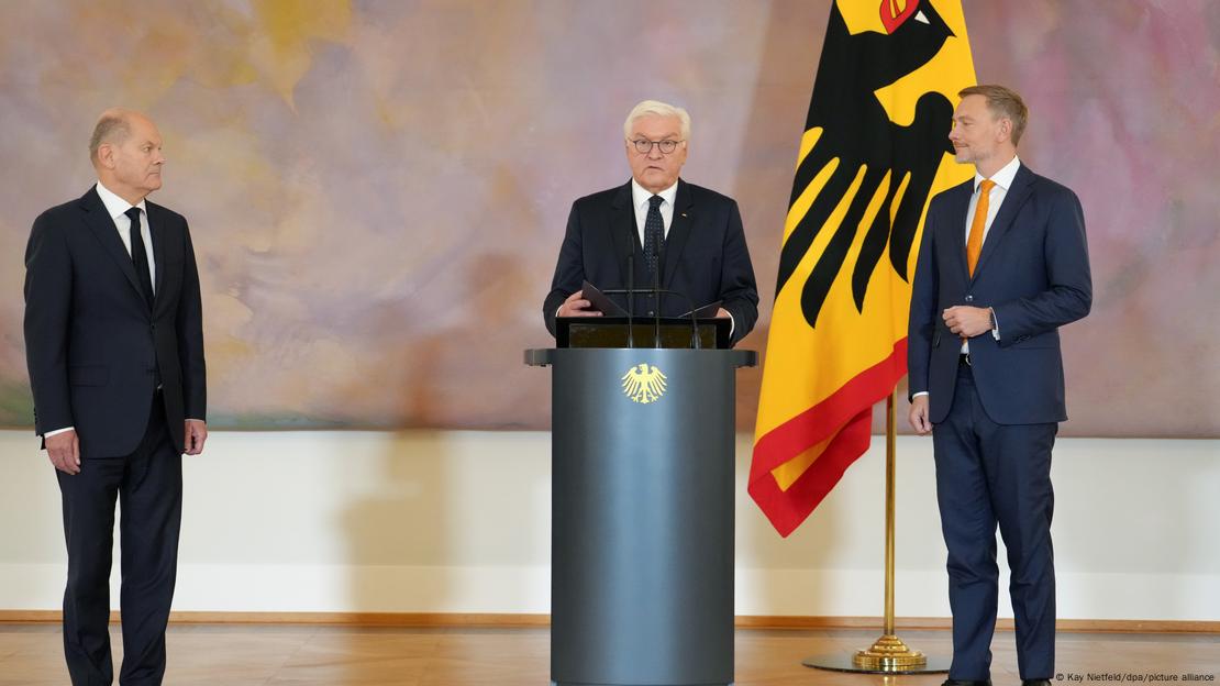 Presidenti Steinmeier duke i dhënë Lindner certifikatën e lirimit nga detyra, 07.11.2024, Krah Steinmeier kancelari Scholz