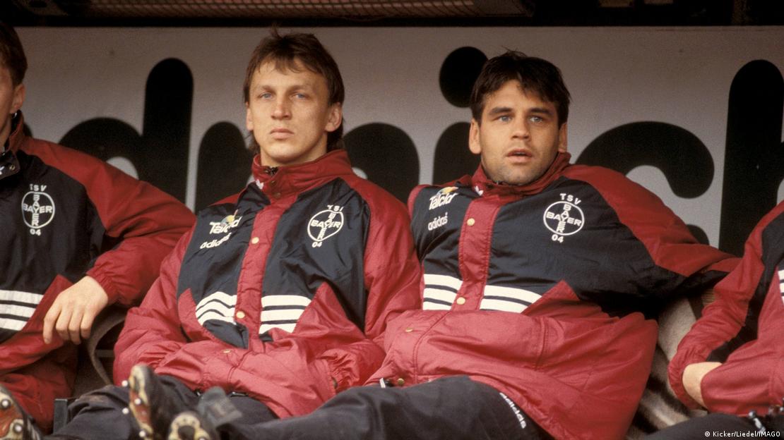 Andreas Thom und Ulf Kirsten von Bayer Leverkusen auf der Ersatzbank