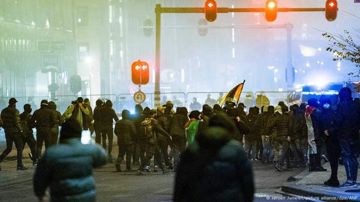 Amsterdã proíbe manifestações após ataques a torcedores de Israel