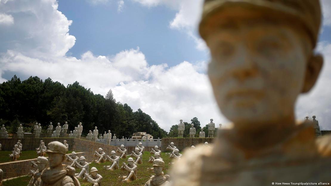 图为中国云南省龙陵县嵩山战役纪念地，二战期间抗击日本入侵的中国远征军士兵雕塑