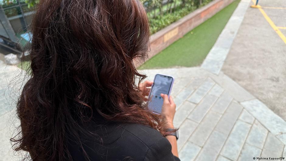 India: Govt order for pre-installed state app faces backlash – DW – 12/02/2025