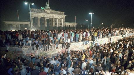 Ας κατεδαφίσουμε το νέο "Τείχος"