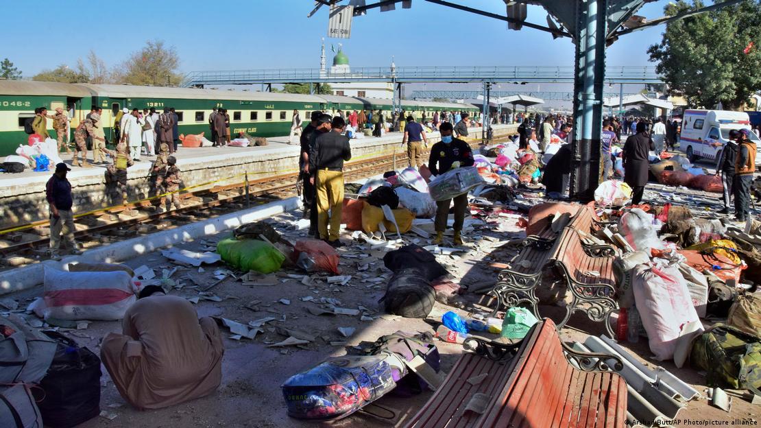 9 نومبر 2024 کو پاکستان کے جنوب مغربی شہر کوئٹہ کے ریلوے اسٹیشن پر ہونے والے بم دھماکے کے مقام کا سیکیورٹی اہلکار جائزہ لے رہے ہیں