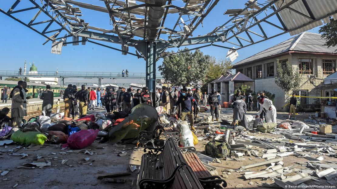 车站顶棚的钢结构被炸得支离破碎