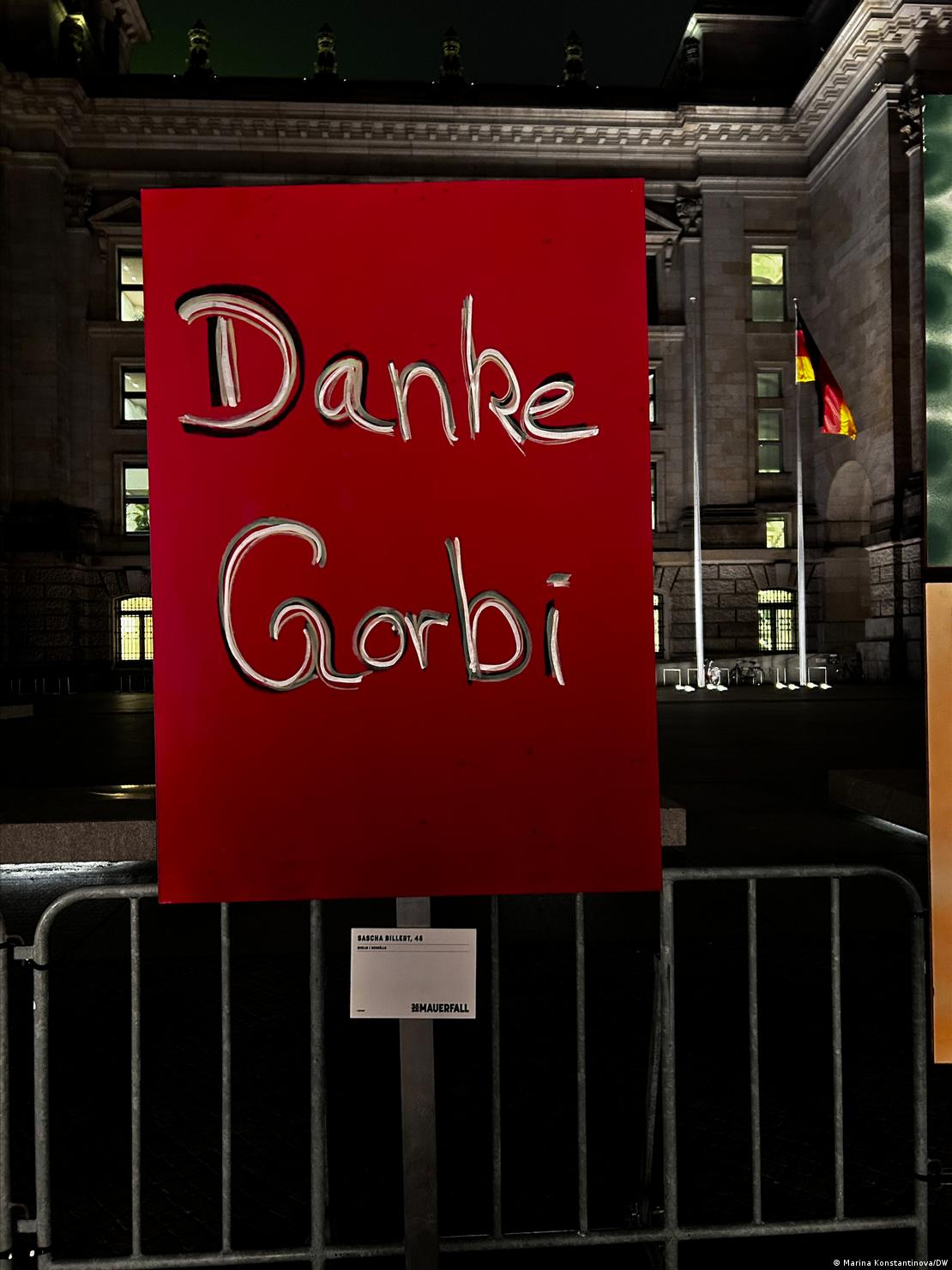 Një pankartë e kuqe mbi një gardh afër Reichstagut. Në ekspozitë janë shkruar fjalë, Faleminderit Gorbaçov!