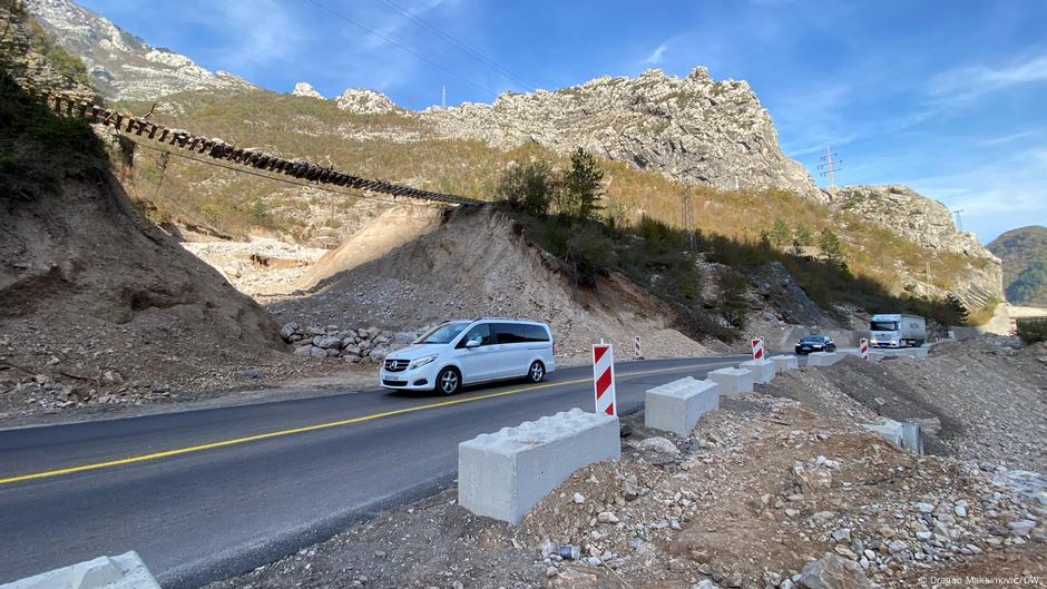 Deo pruge i dalje visi u vazduhu, niko ga nije uklonio