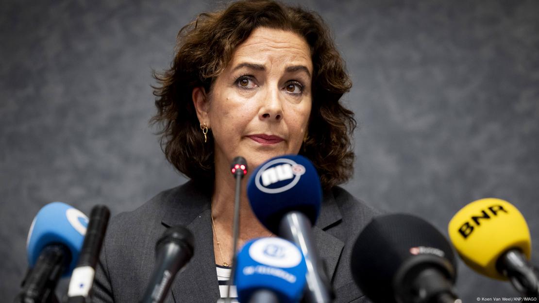 Amsterdams Bürgermeisterin Femke Halsema mit sehr ernster Miene vor Mikrofonen bei einer Pressekonferenz (Nahaufnahme)