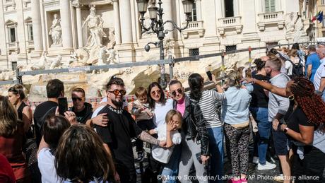 Υπερτουρισμός: Μάχη για την τέλεια σέλφι στη Ρώμη
