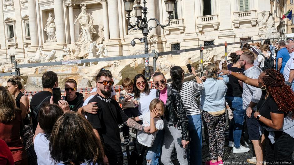 Gužva ispred fontane Di Trevi u Rimu