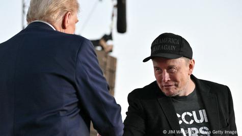 Donald Trump duke i shtrënguar dorën Elon Musk