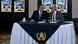 El presidente guatemalteco, Bernardo Arévalo junto al presidente de la Sociedad Interamericana de Prensa (SIP), José Dutriz.