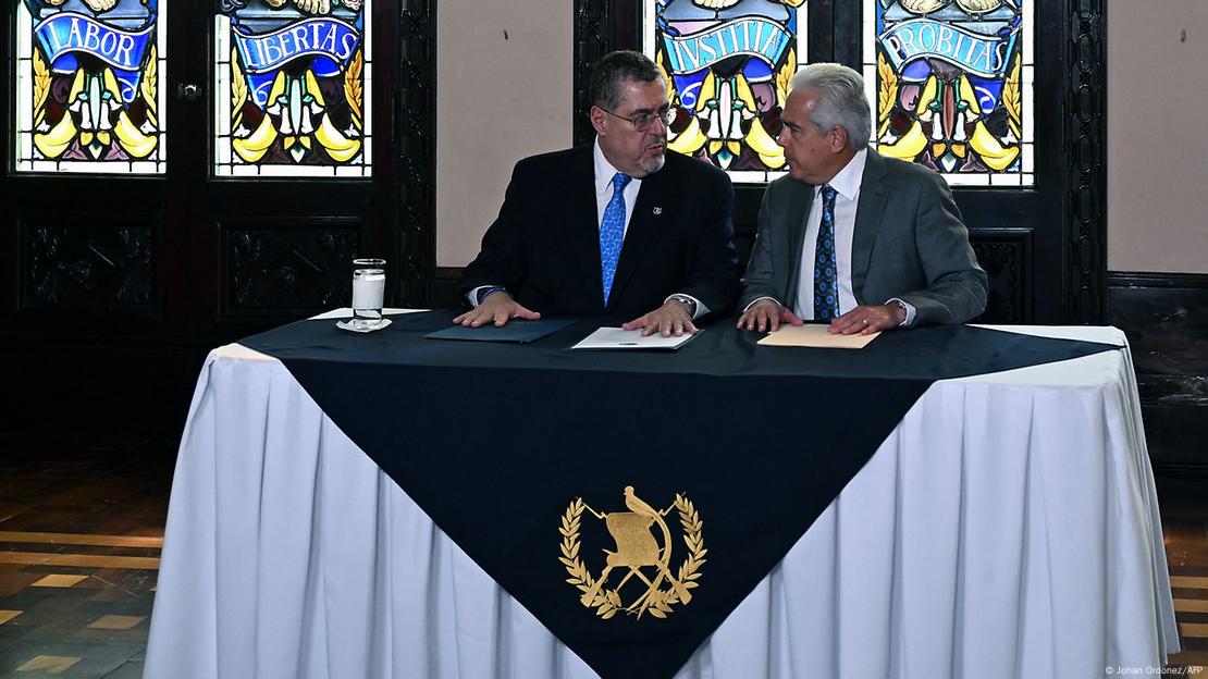 El presidente guatemalteco, Bernardo Arévalo junto al presidente de la Sociedad Interamericana de Prensa (SIP), José Dutriz. El presidente guatemalteco, Bernardo Arévalo junto al presidente de la Sociedad Interamericana de Prensa (SIP), José Dutriz.