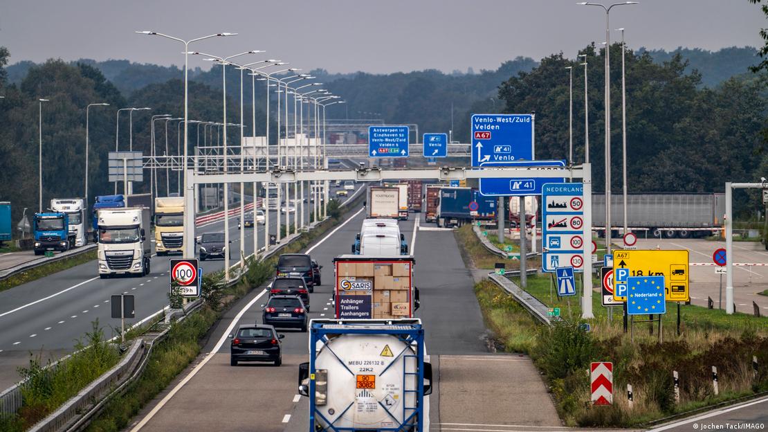 Estrada na Holanda com carros e caminhões