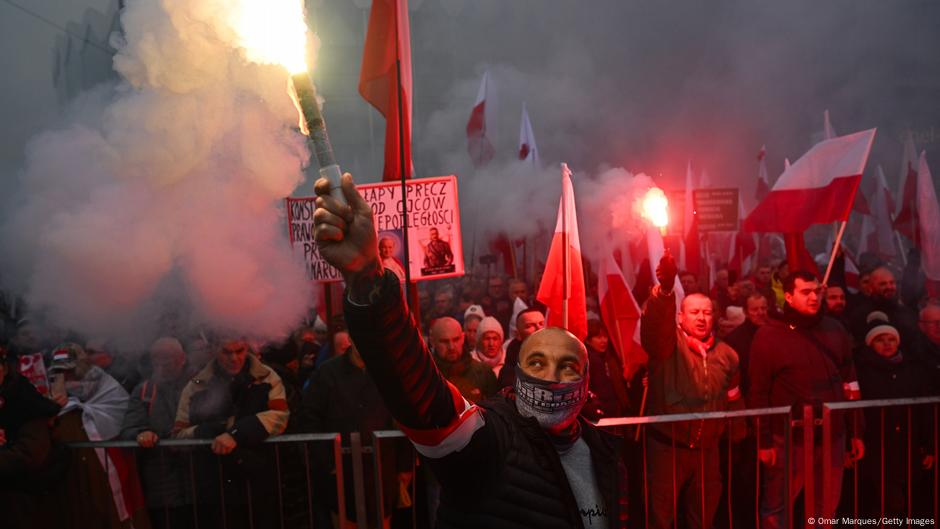 Oblaci dima od baklji i pirotehnike na „Maršu nezavisnosti“ u Varšavi