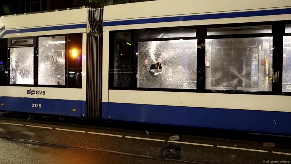 Dutch tram set on fire in new Amsterdam unrest – DW – 11/12/2024