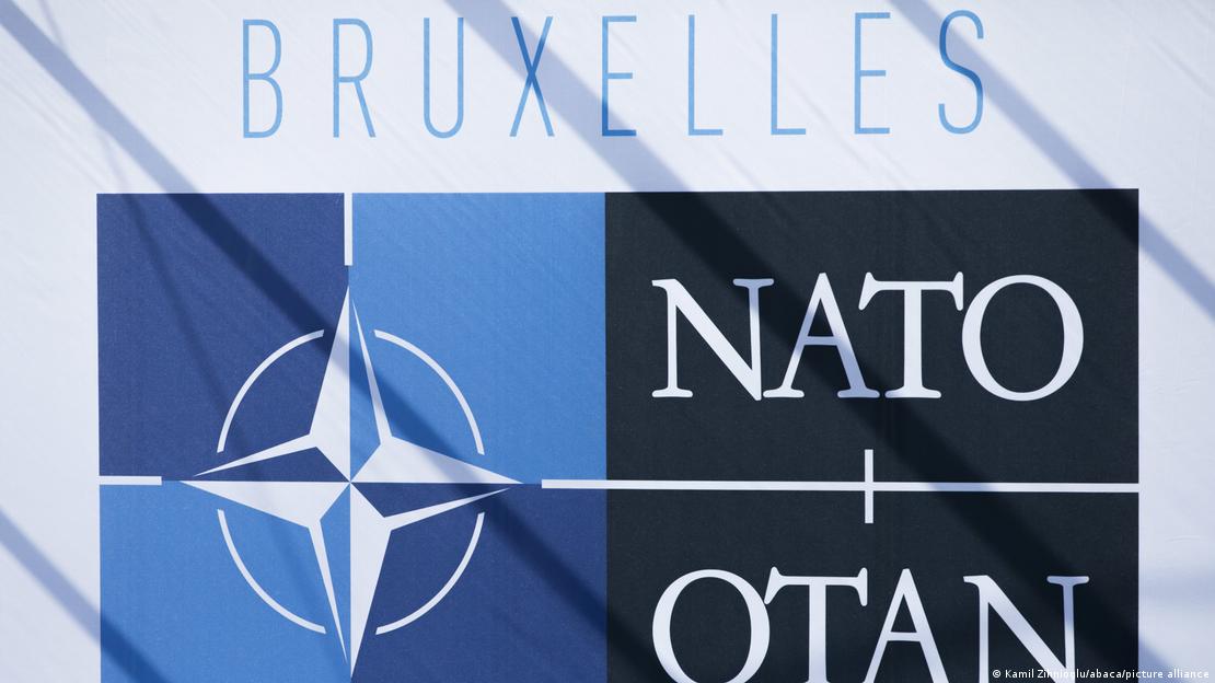 NATO ana karargahındaki ittifak logosu.