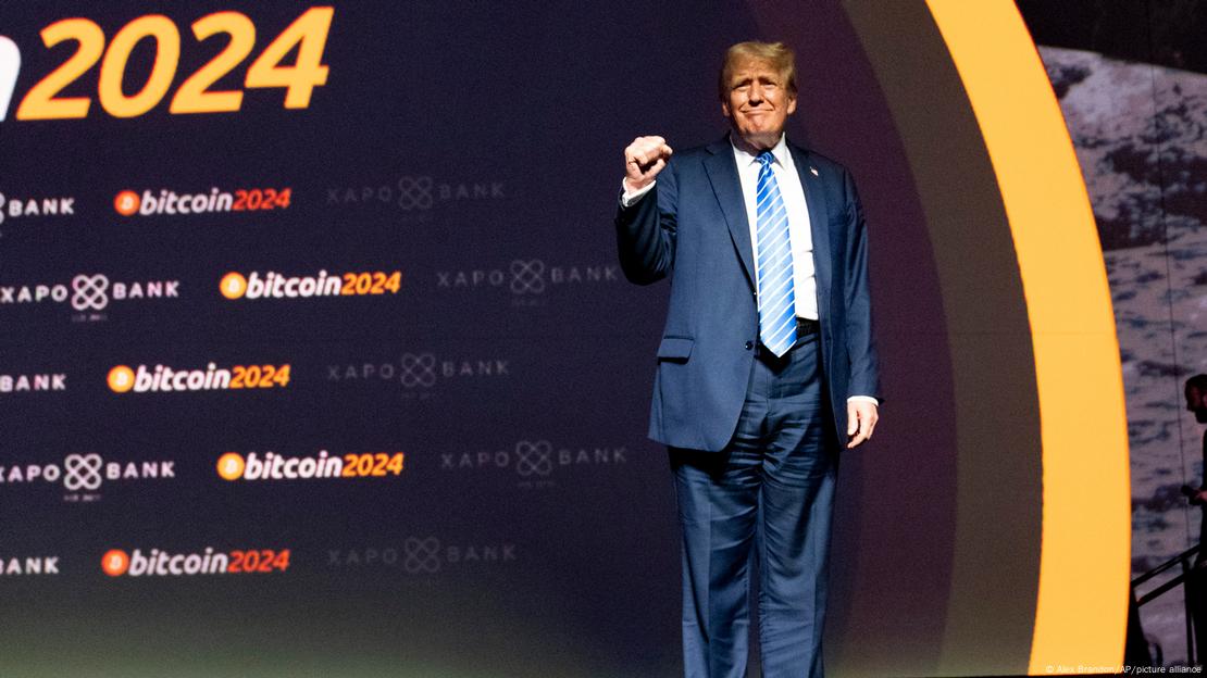 Presidetnti Trump para një tabele me Bitcoin 2024