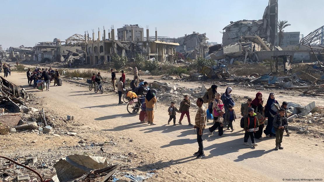 Familias palestinas desplazadas caminan por las calles de Beit Hanoun, norte de Gaza.