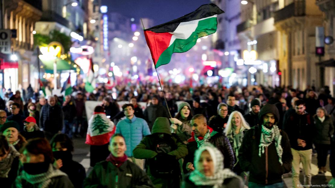 Francë | Protesta në Paris, njerëz duke ecur e mbajtur flamuj Francë | Protesta në Paris, njerëz duke ecur e mbajtur flamuj