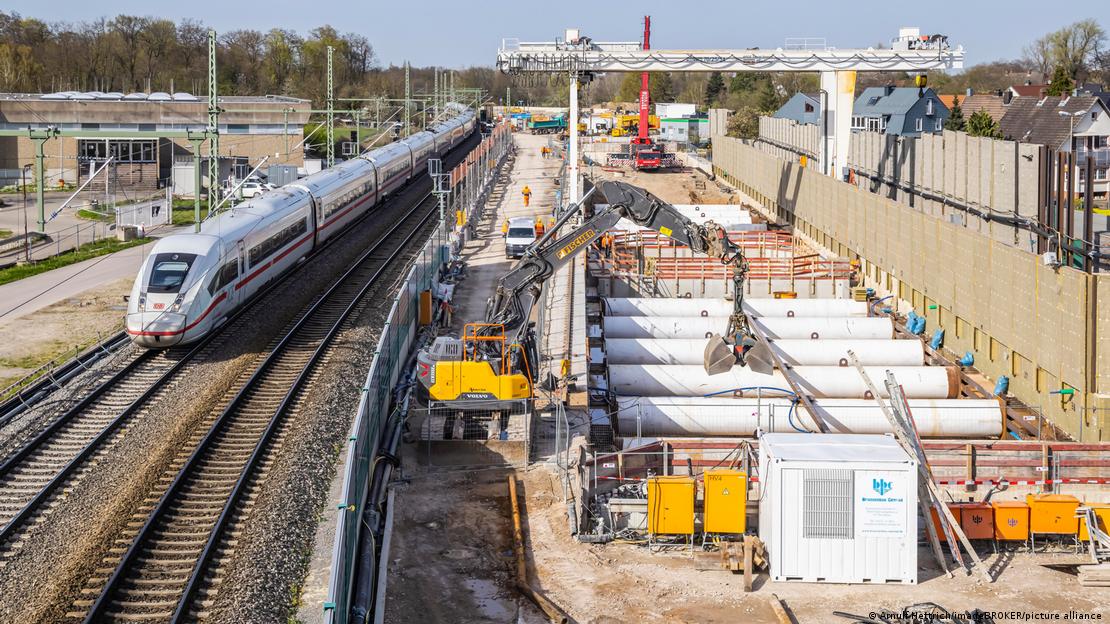 Deutschland | Baustelle Rastatter Tunnel auf der Rheintalstrecke mit ICE. Zu sehen ist ein weißer Zug der an einer Bausteller vorbeifährt. Deutschland | Baustelle Rastatter Tunnel auf der Rheintalstrecke mit ICE. Zu sehen ist ein weißer Zug der an einer Bausteller vorbeifährt.