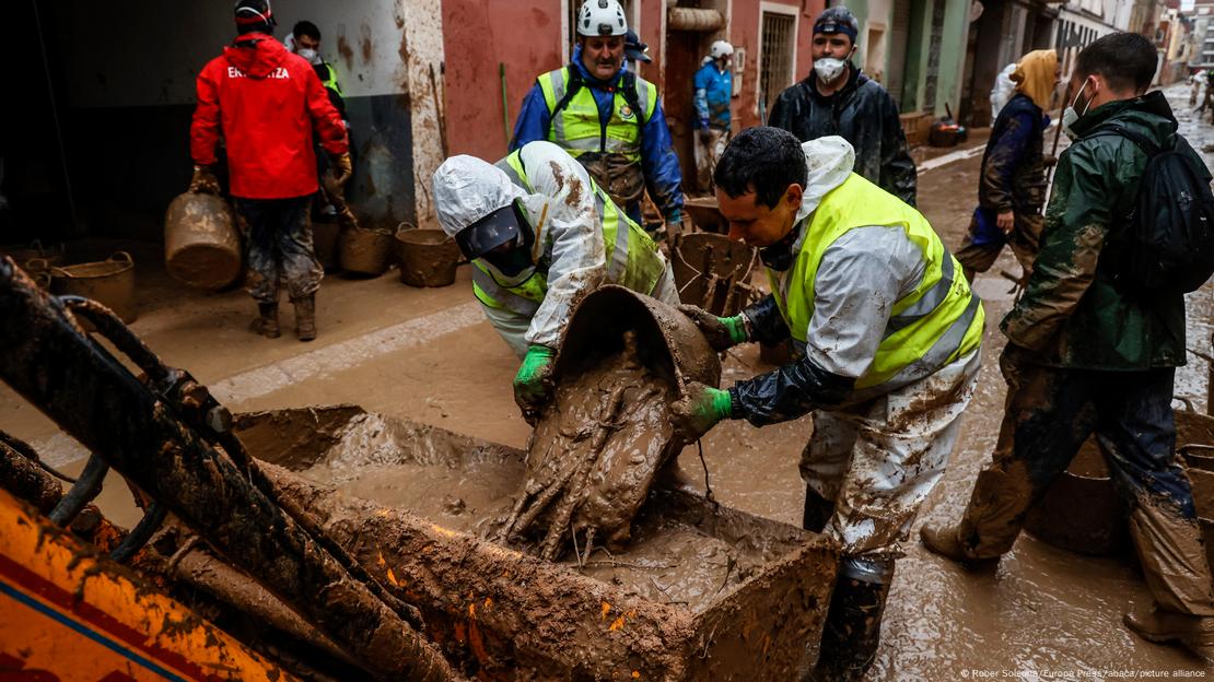 Las calles de Paiporta, en Valencia, quedaron completamente cubiertas de barro tras las inundaciones