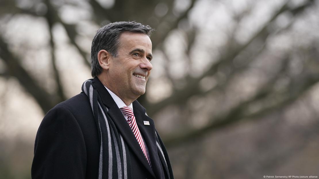 John Ratcliffe, director de la Agencia Central de Inteligencia de Estados Unidos (CIA), foto de archivo, de costado, sonriente.